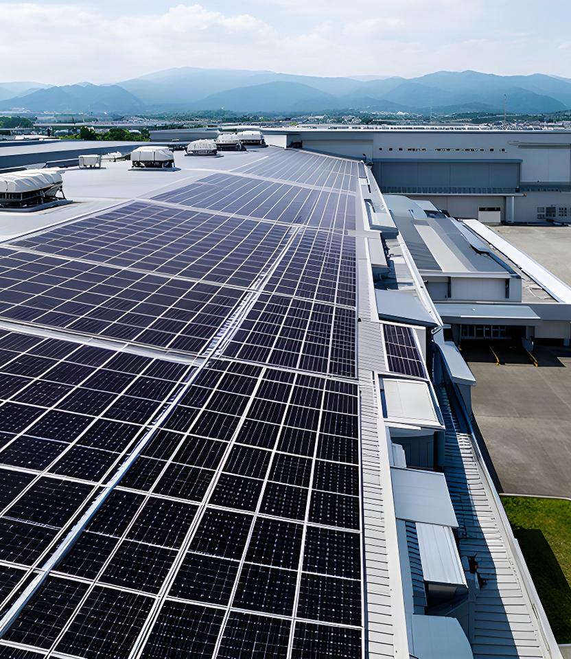 佐久市の製造工場の大きな屋根に広がる80kW太陽光発電システム
